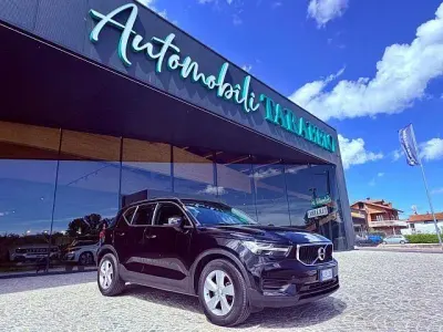 Käytetty Volvo XC40 150 HP (110 kW) 2020 Musta Katumaasturi