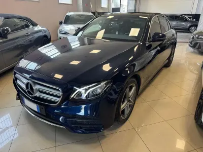 Usata Mercedes E300 306 CV (225 kW) 2019 Blu/azzurro Berlina