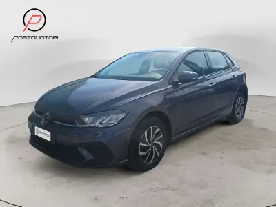 Usata VW Polo Life 95 CV (69 kW) 2023 Grigio Utilitaria