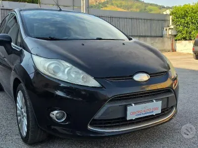 Usata Ford Fiesta Titanium 97 CV (71 kW) 2010 Grigio Utilitaria
