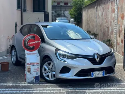 Käytetty Renault Clio V Intens 101 HP (74 kW) 2022 Harmaa Sedan