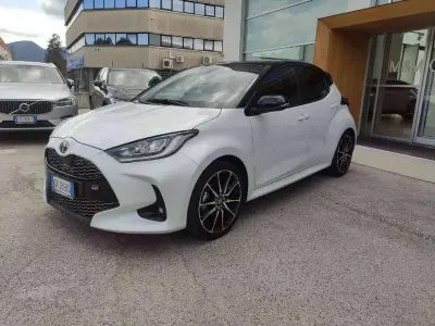 Usata Toyota Yaris Hybrid Sport 92 CV (67 kW) 2023 Bianco perla Berlina