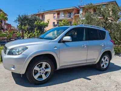 Second-hand Toyota RAV4 177 CP (130 kW) 2006 Argintiu SUV