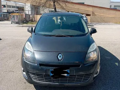 Usata Renault Scénic III 110 CV (80 kW) 2011 Nero Monovolume