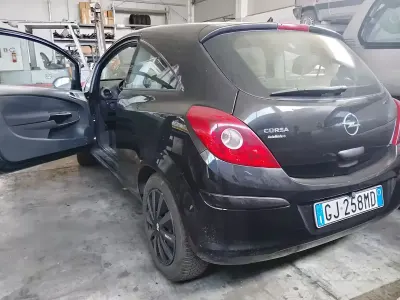 Usata Opel Corsa 80 CV (58 kW) 2010 Nero Utilitaria
