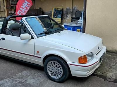 Begagnad Ford Escort Cabriolet 1990 Vit Cab