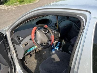 Usata Toyota Yaris 68 CV (50 kW) 2002 Grigio Berlina