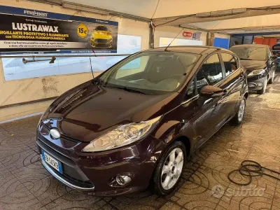 Usata Ford Fiesta Titanium 68 CV (50 kW) 2010 Marrone Berlina