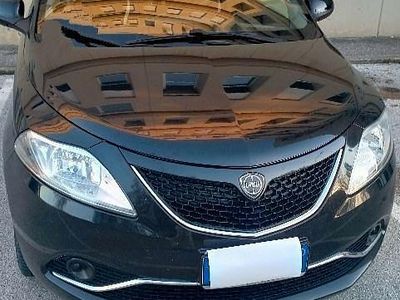 Usata Lancia Ypsilon Gold 95 CV (69 kW) 2017 Nero Utilitaria