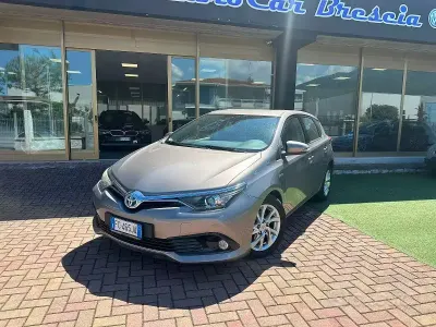 Usata Toyota Auris Hybrid Active 135 CV (99 kW) 2016 Grigio Berlina