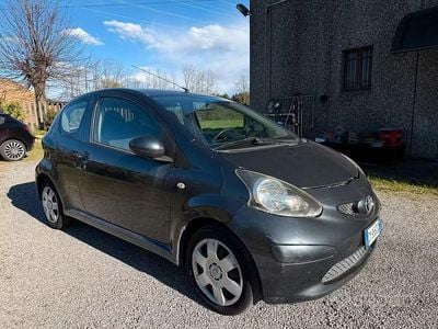 Usata Toyota Aygo 68 CV (50 kW) 2005 Grigio Utilitaria