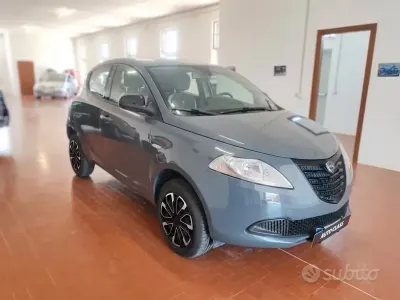 Usata Lancia Ypsilon 80 CV (58 kW) 2015 Grigio Utilitaria