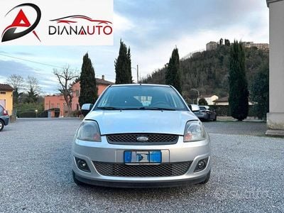 Usado Ford Fiesta Ghia 68 HP (50 kW) 2007 Cinzento Citadino
