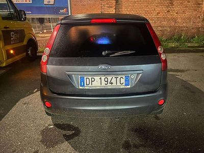Begagnad Ford Fiesta Ghia 75 HK (55 kW) 2008 Grå Halvkombi