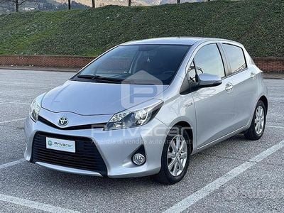Usata Toyota Yaris Hybrid Lounge 75 CV (55 kW) 2014 Grigio Utilitaria