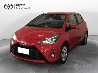 Usata Toyota Yaris Hybrid Active 101 CV (74 kW) 2019 Rosso met Berlina
