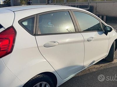 Usata Ford Fiesta Titanium 75 CV (55 kW) 2016 Grigio Utilitaria