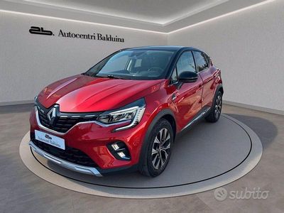 Usata Renault Captur Business 101 CV (74 kW) 2023 Bordeaux metalizzato SUV