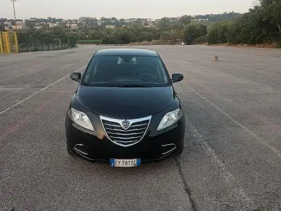Usata Lancia Ypsilon 69 CV (50 kW) 2015 Nero Utilitaria