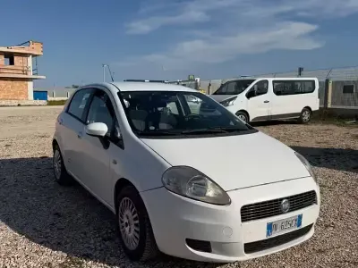 Usata Fiat Grande Punto Emotion 90 CV (66 kW) 2006 Bianco Utilitaria