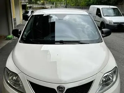 Gebraucht Lancia Ypsilon Silver 69 PS (50 kW) 2016 Weiß Kleinwagen