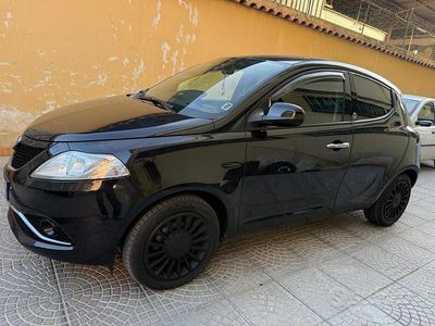 Usata Lancia Ypsilon 69 CV (50 kW) 2016 Blu Utilitaria