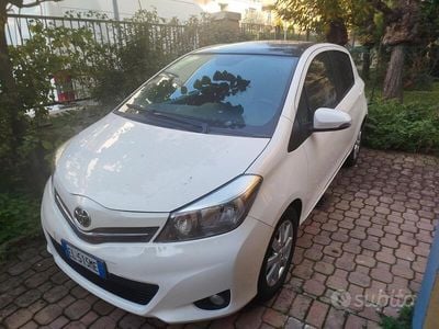 Usata Toyota Yaris 99 CV (72 kW) 2012 Bianco Berlina