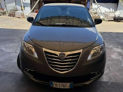 Usata Lancia Ypsilon 69 CV (50 kW) 2015 Argento Utilitaria