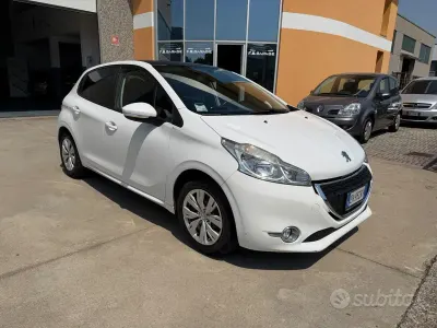 Usata Peugeot 208 Access 68 CV (50 kW) 2012 Bianco Utilitaria