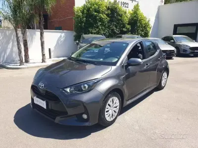 Usata Toyota Yaris Hybrid Business Edition 92 CV (67 kW) 2021 Marrone Berlina