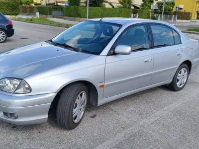 Usata Toyota Avensis 110 CV (80 kW) 2002 Grigio Berlina