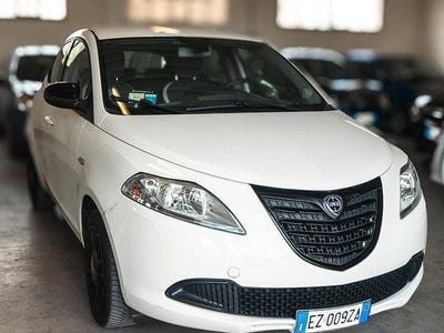 Używany Lancia Ypsilon 69 KM (50 kW) 2015 Biały Hatchback