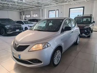 Usata Lancia Ypsilon Gold 69 CV (50 kW) 2017 Argento Utilitaria