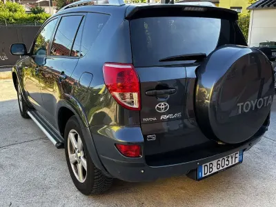 Usata Toyota RAV4 Luxury 177 CV (130 kW) 2006 Grigio SUV