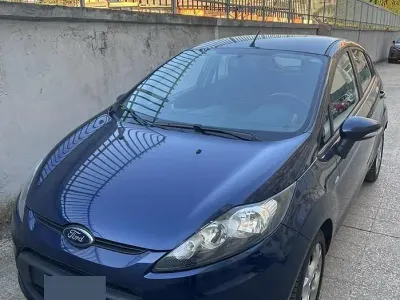 Usata Ford Fiesta 82 CV (60 kW) 2012 Blu Berlina