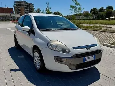 Usata Fiat Punto 77 CV (56 kW) 2011 Bianco Utilitaria