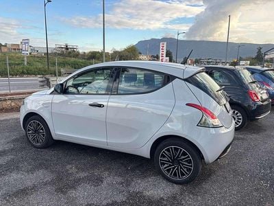 Begagnad Lancia Ypsilon Silver 69 HK (50 kW) 2020 Grå Halvkombi