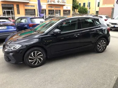 Usado VW Polo Life 95 CV (69 kW) 2023 Negro Utilitario