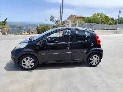 Usata Peugeot 107 68 CV (50 kW) 2010 Nero Utilitaria