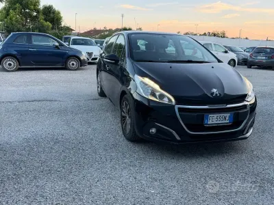 Usata Peugeot 208 Access 82 CV (60 kW) 2016 Nero Utilitaria