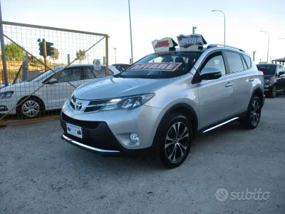 Usado Toyota RAV4 Lounge 124 CV (91 kW) 2015 Gris SUV