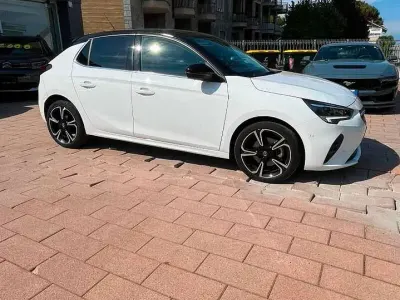 Usata Opel Corsa GS Line 101 CV (74 kW) 2022 Bianco Utilitaria