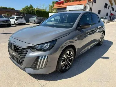 Usata Peugeot 208 Allure 101 CV (74 kW) 2025 Grigio Utilitaria