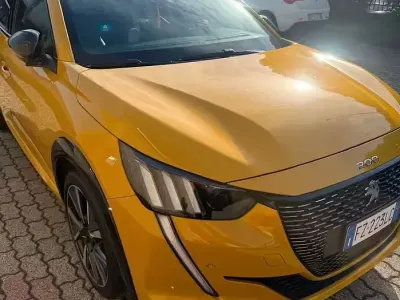 Usata Peugeot 208 GT-line 101 CV (74 kW) 2019 Giallo Utilitaria