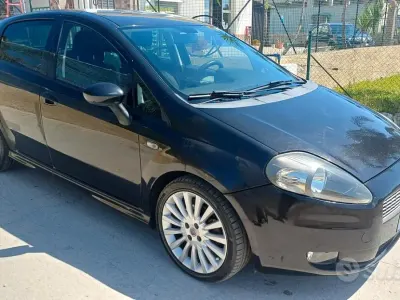 Usado Fiat Grande Punto Dynamic 90 HP (66 kW) 2009 Preto Citadino