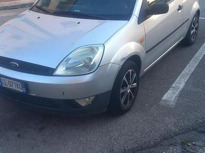 Usata Ford Fiesta 90 CV (66 kW) 2004 Grigio Utilitaria