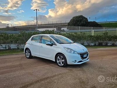 Usata Peugeot 208 Allure 68 CV (50 kW) 2015 Bianco Utilitaria