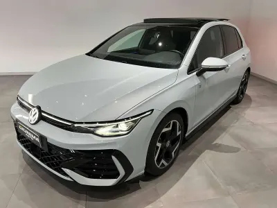 Usata VW Golf VIII R-line Plus 116 CV (85 kW) 2025 Ice blu Berlina