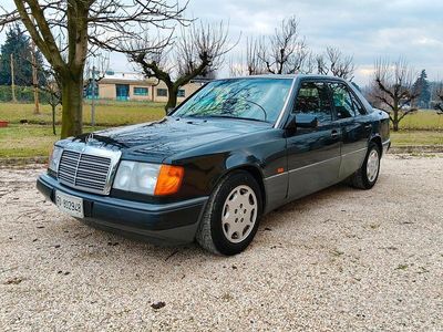 Usata Mercedes E200 105 CV (77 kW) 1991 Nero Berlina
