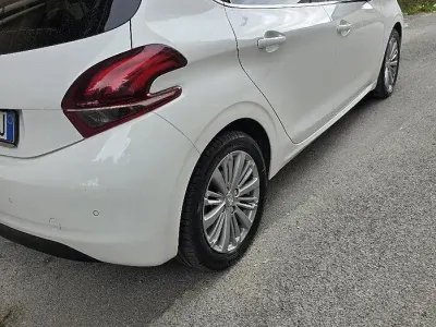 Usata Peugeot 208 Allure 100 CV (73 kW) 2017 Bianco Utilitaria